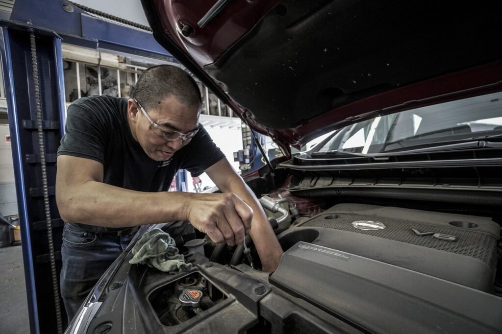 Talleres Vitor Pantón Experiencia - auto repair, oil change, oil, auto, shop, repair, work, motor, service, person, automobile, fix, maintenance, vehicle, engine, automotive, car wallpapers, change, garage, mechanic, man, car, worker, gray car, gray work, gray shopping, gray change, gray shop, gray garage, gray service