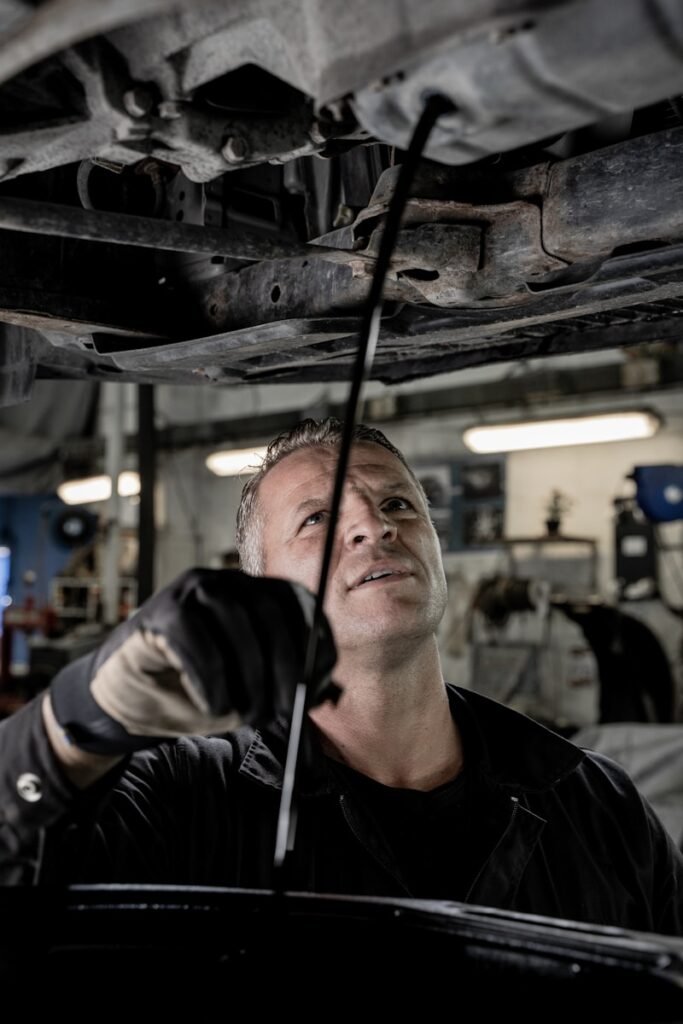 Talleres Vitor Pantón Contacto - a man working on a car in a garage